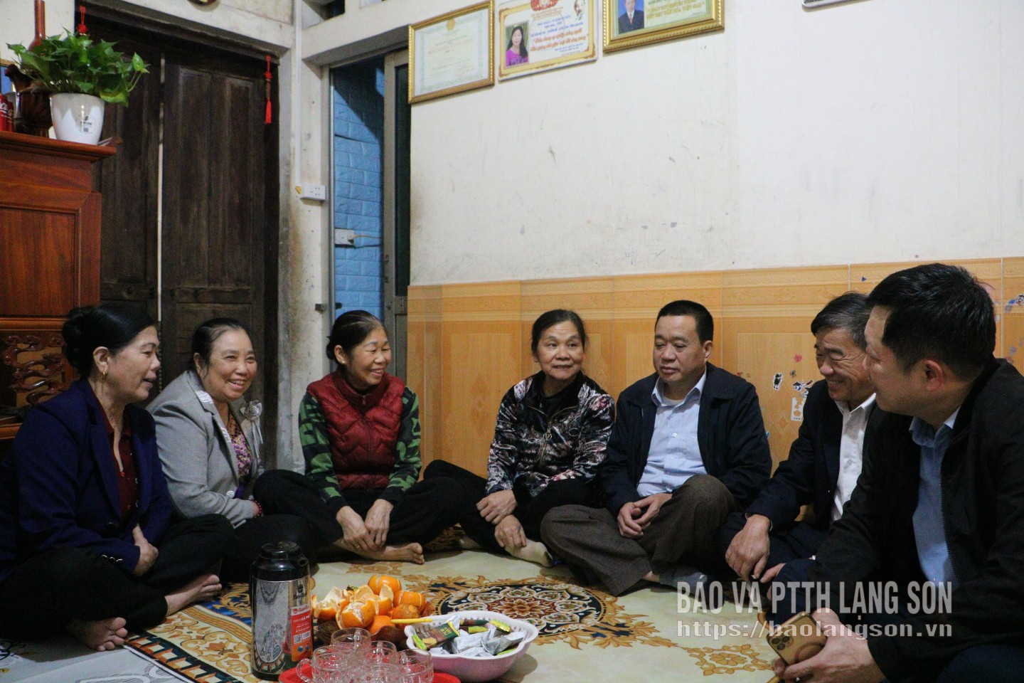 Đảng viên, người dân thôn Hòa Bình 2, xã Chi Lăng trao đổi về công tác chuẩn bị cuộc bầu cử đại biểu Quốc hội khóa XVI và đại biểu HĐND các cấp  nhiệm kỳ 2026 - 2031