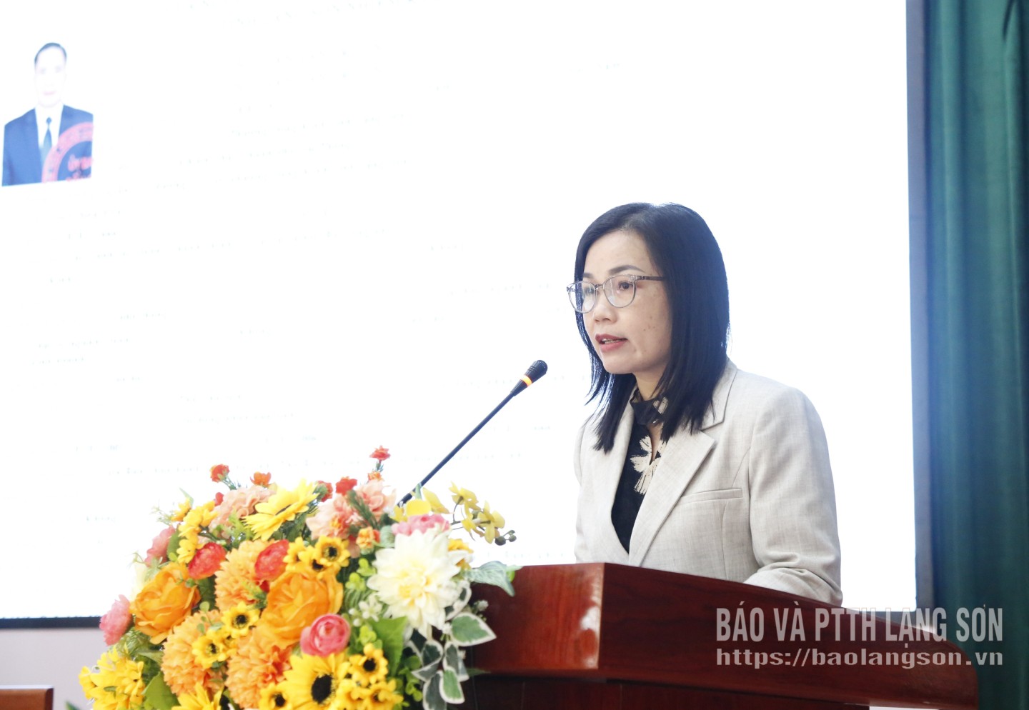 Đại diện Ủy ban MTTQ tỉnh giới thiệu tóm tắt quá trình công tác của từng ứng cử viên