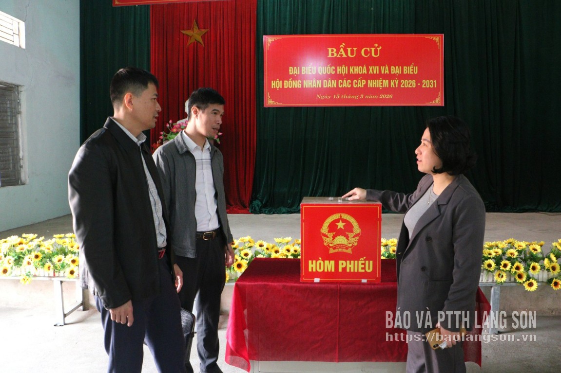 Các thành viên đoàn công tác kiểm tra thực tế tại địa điểm bỏ phiếu thôn 5, xã Na Sầm