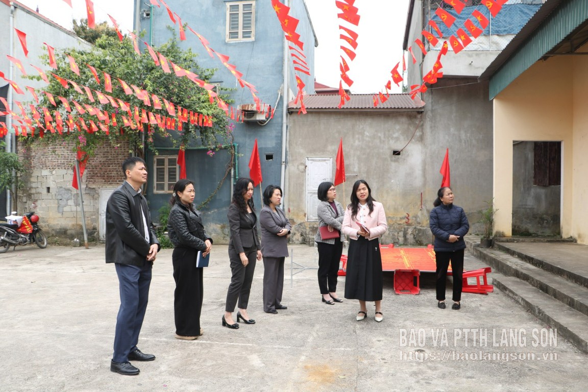 Đoàn công tác kiểm tra thực tế tại địa điểm bỏ phiếu thôn 5, xã Na Sầm