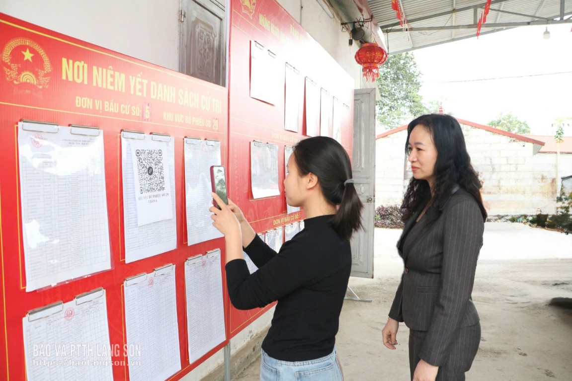 Người dân quét mã QR được niêm yết công khai để tìm hiểu thông tin danh sách cử tri trên địa bàn