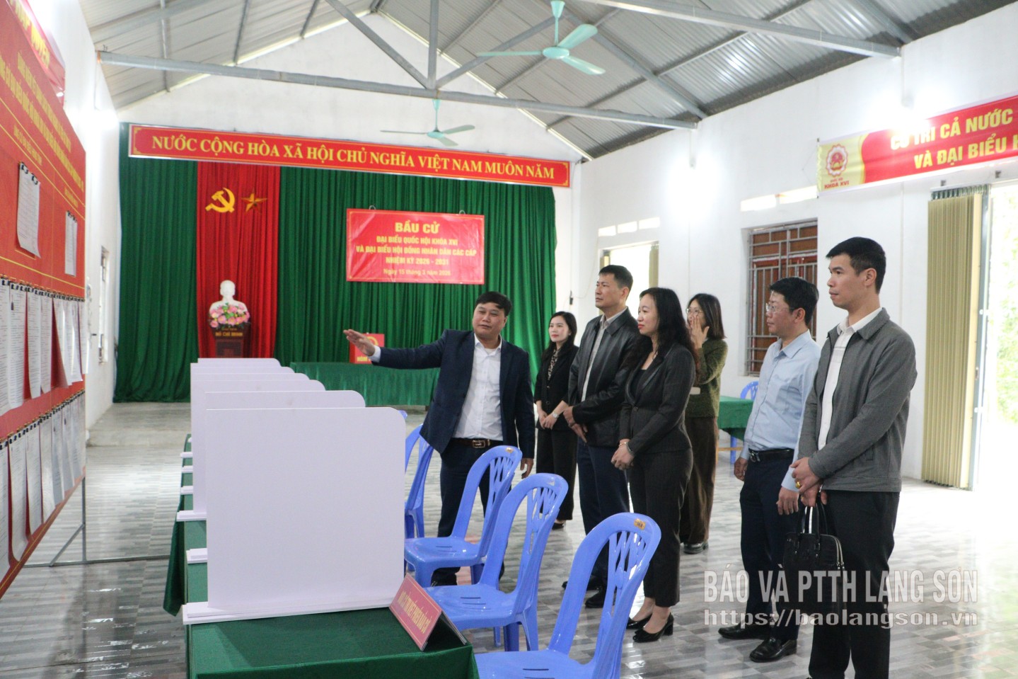 Đoàn công tác kiểm tra địa điểm bỏ phiếu thôn Bản Nhàn, xã Tràng Định