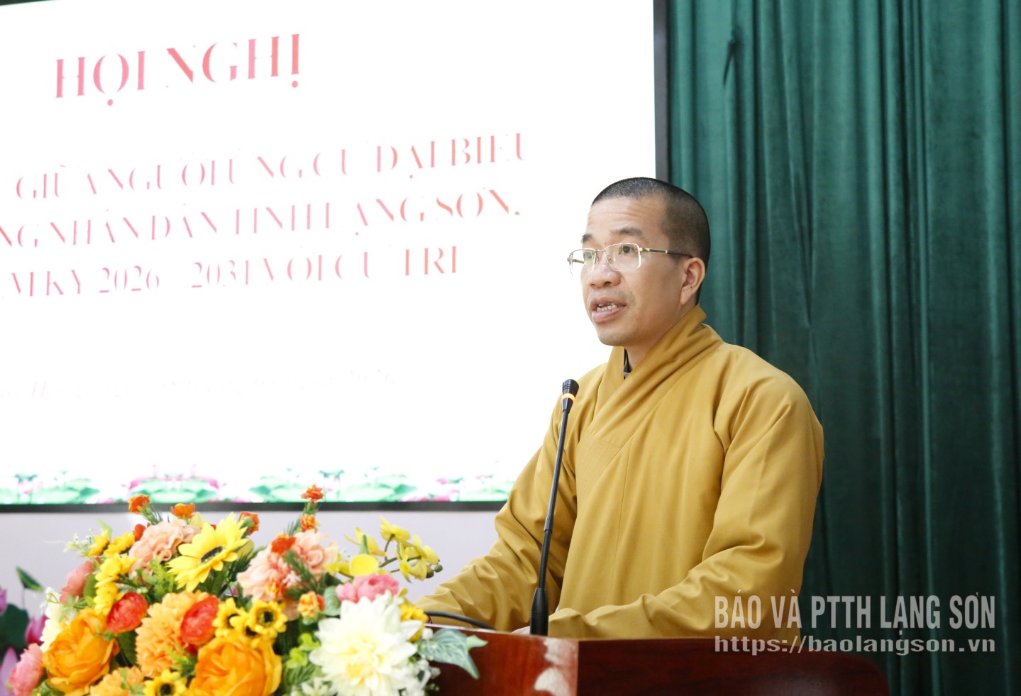 Đại đức Thích Bản Chung, Phó Trưởng Ban Thường trực Ban Trị sự Giáo hội Phật giáo Việt Nam tỉnh trình bày chương trình hành động 