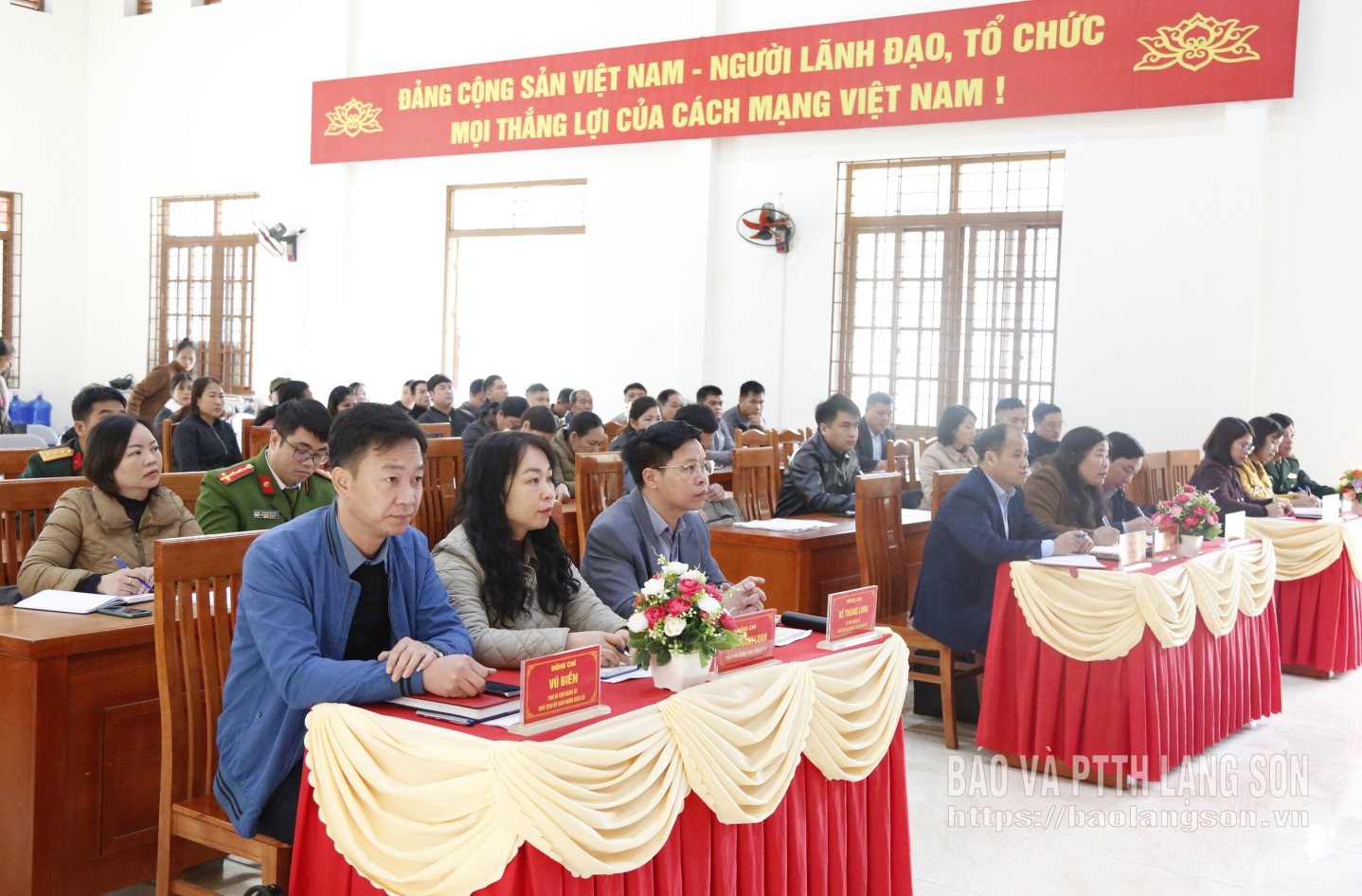 Đại biểu và các cử tri tham dự hội nghị tiếp xúc cử tri tại xã Thụy Hùng