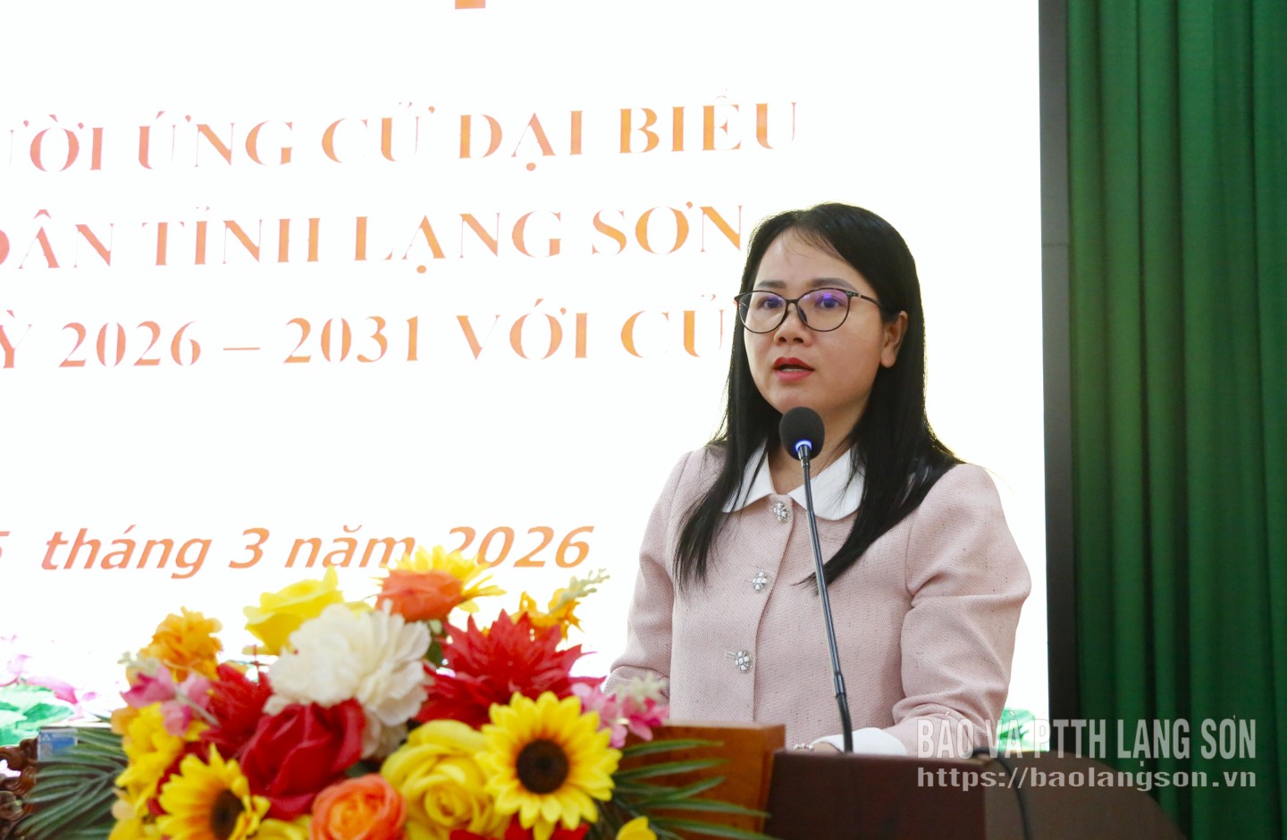 Bà Nông Thị Hương, Phó Chánh Văn phòng Đảng ủy xã Hoàng Văn Thụ trình bày chương trình hành động 
