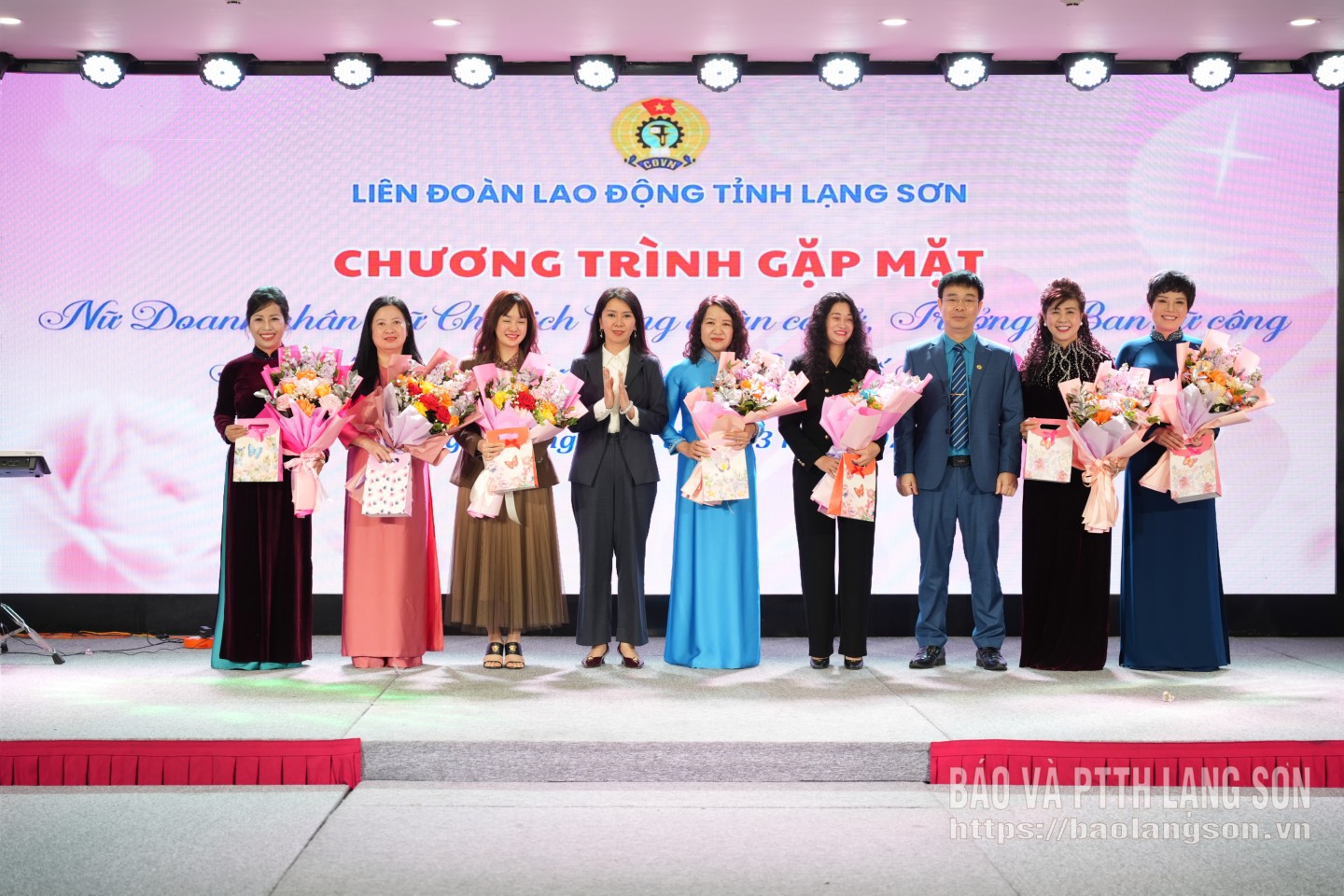 Đồng chí Đoàn Thu Hà, Phó Bí thư Tỉnh uỷ, Chủ tịch Ủy ban MTTQ Việt Nam tỉnh tặng hoa cho lãnh đạo Liên đoàn Lao động tỉnh và các nữ doanh nhân tiêu biểu tại chương trình