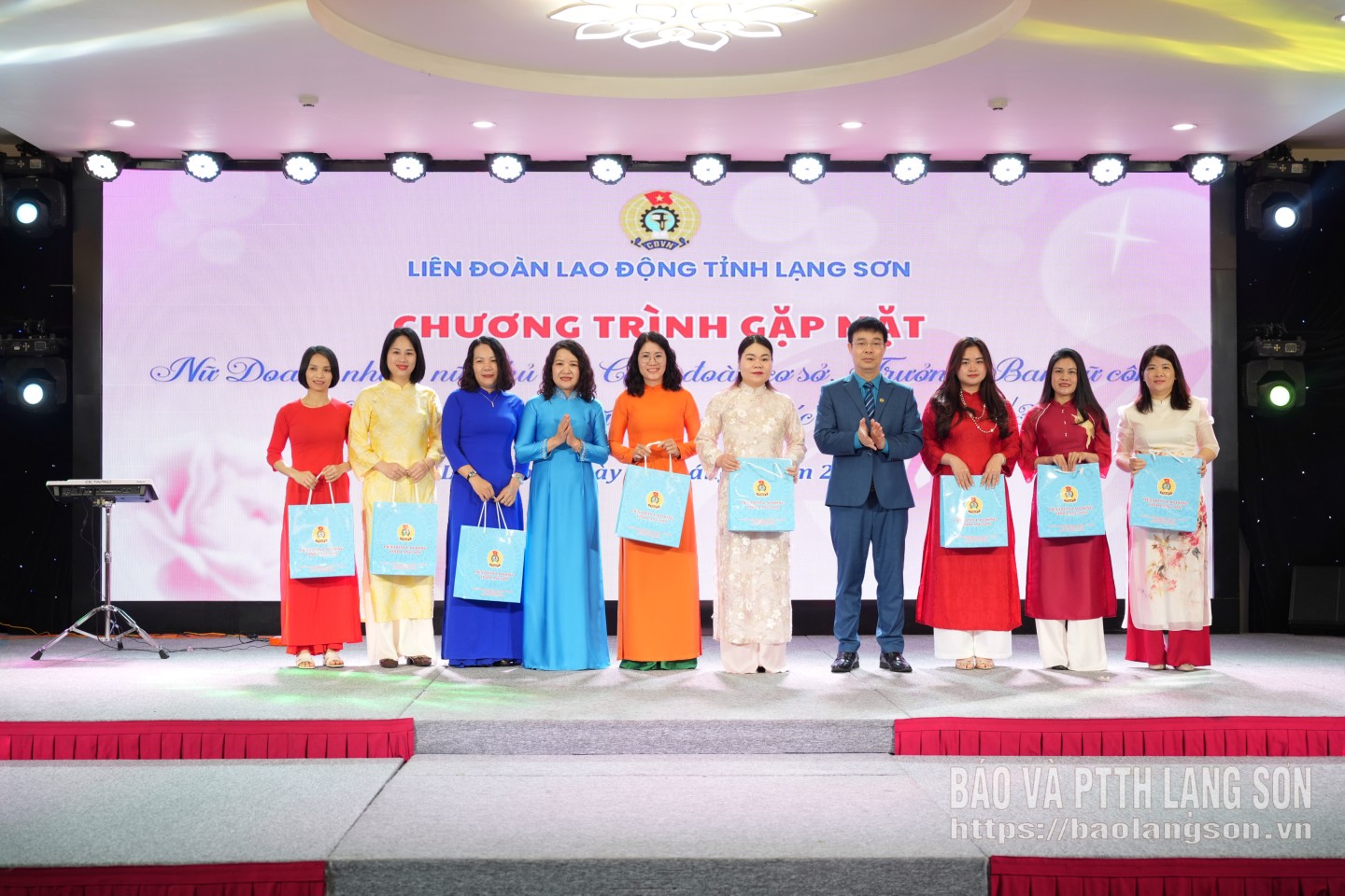 Lãnh đạo Liên đoàn Lao động tỉnh tặng quà cho các nữ Chủ tịch các Công đoàn cơ sở