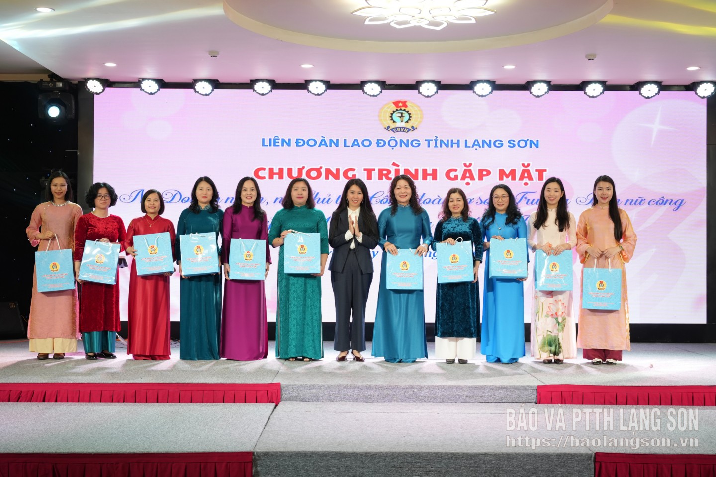 Đồng chí Đoàn Thu Hà, Phó Bí thư Tỉnh uỷ, Chủ tịch Ủy ban MTTQ Việt Nam tỉnh tặng quà cho các nữ Chủ tịch Công đoàn, nữ Trưởng Ban nữ công tại chương trình gặp mặt