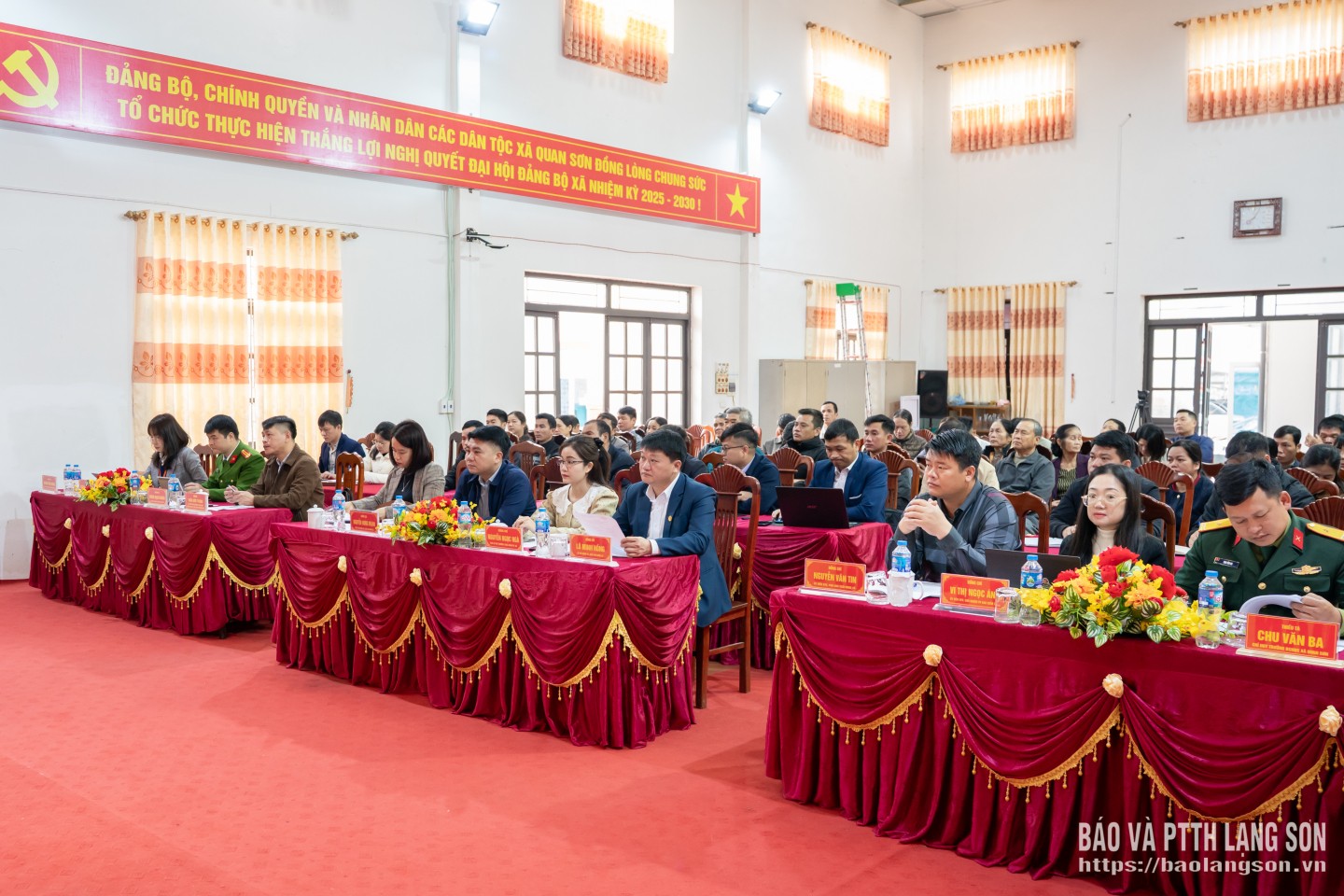 Các đại biểu và cử tri dự hội nghị tại xã Quan Sơn