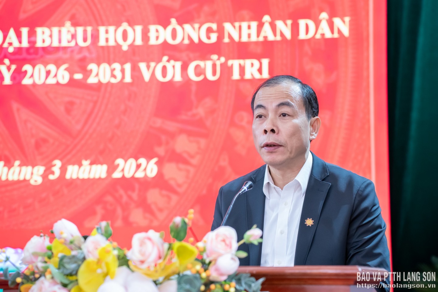 Ông Hoàng Quốc Tuấn, Tỉnh ủy viên, Giám đốc Sở Giáo dục và Đào tạo tiếp thu, trao đổi, làm rõ thêm một số nội dung mà cử tri quan tâm