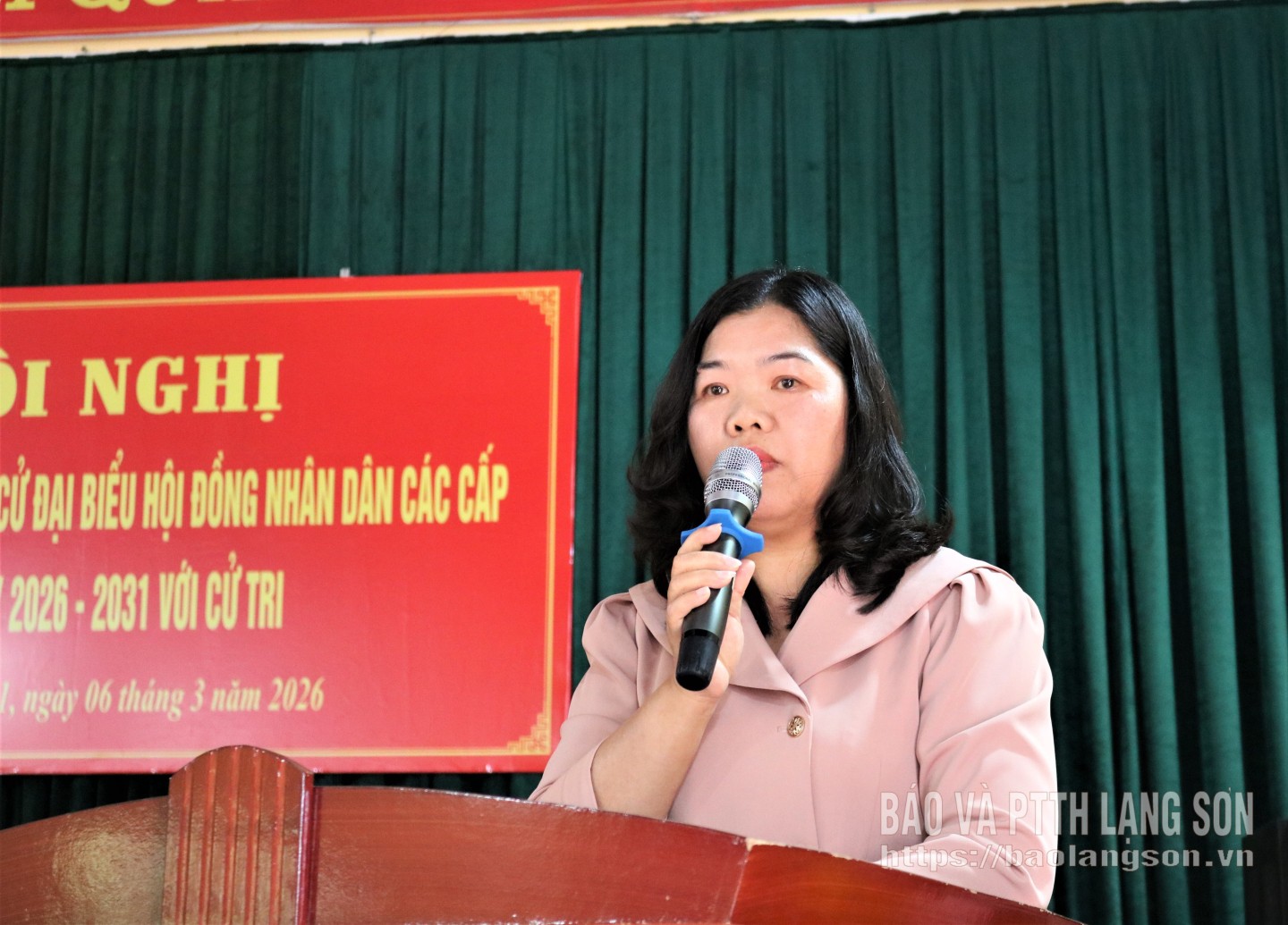 Bà Hoàng Thị Kim Hoạt, Bí thư Đảng ủy, Chủ tịch HĐND xã Kiên Mộc trình bày chương trình hành động tại thôn Bình Chương 1, xã Đình Lập