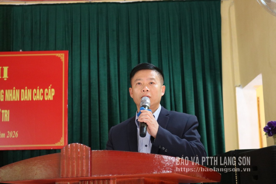 Ông Vi Đức Sơn, chuyên viên Văn phòng Ban Tổ chức Tỉnh ủy trình bày chương trình hành động tại thôn Bình Chương 1, xã Đình Lập