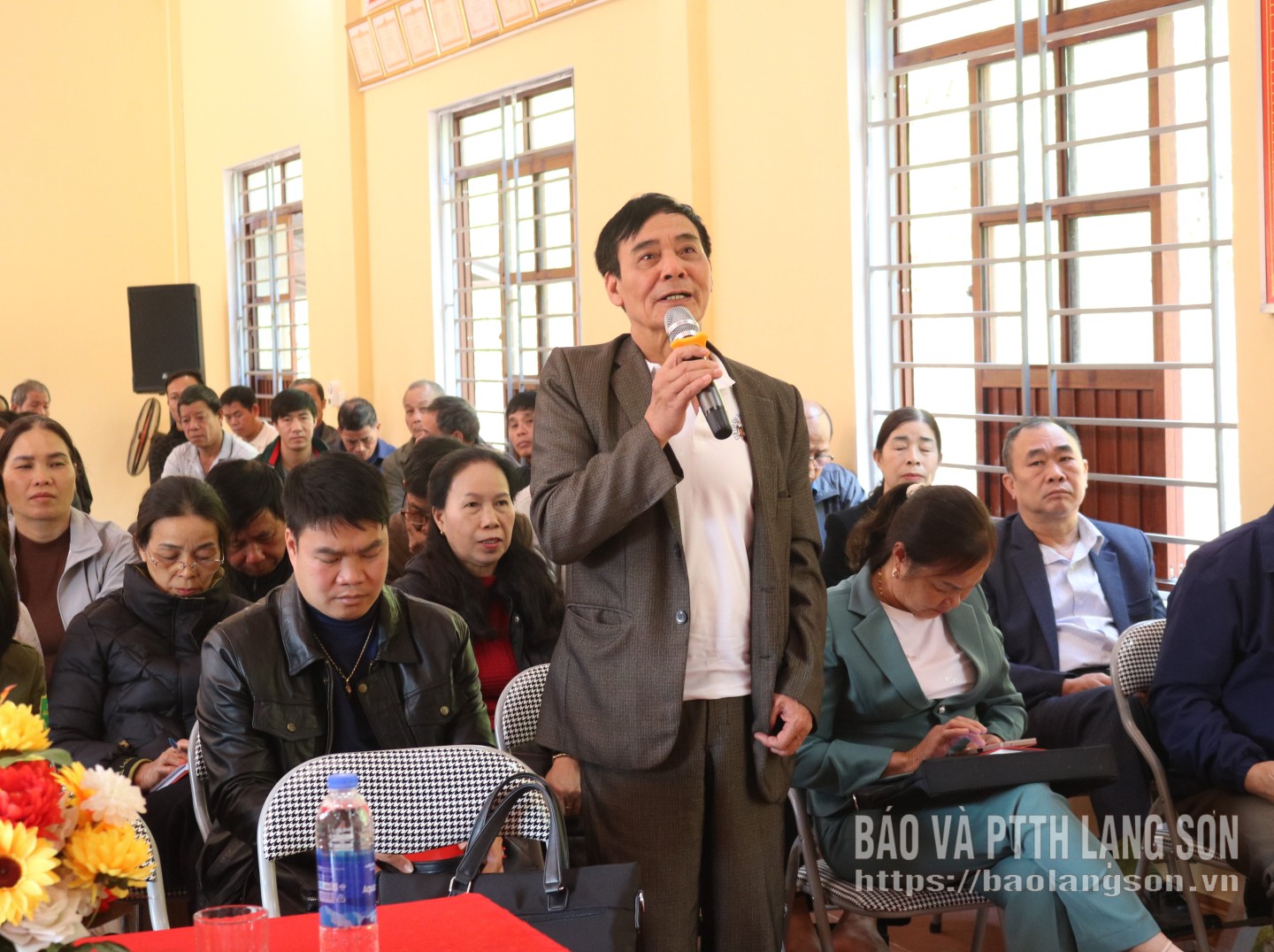 Cử tri thôn 1, xã Đình Lập phát biểu ý kiến tại hội nghị