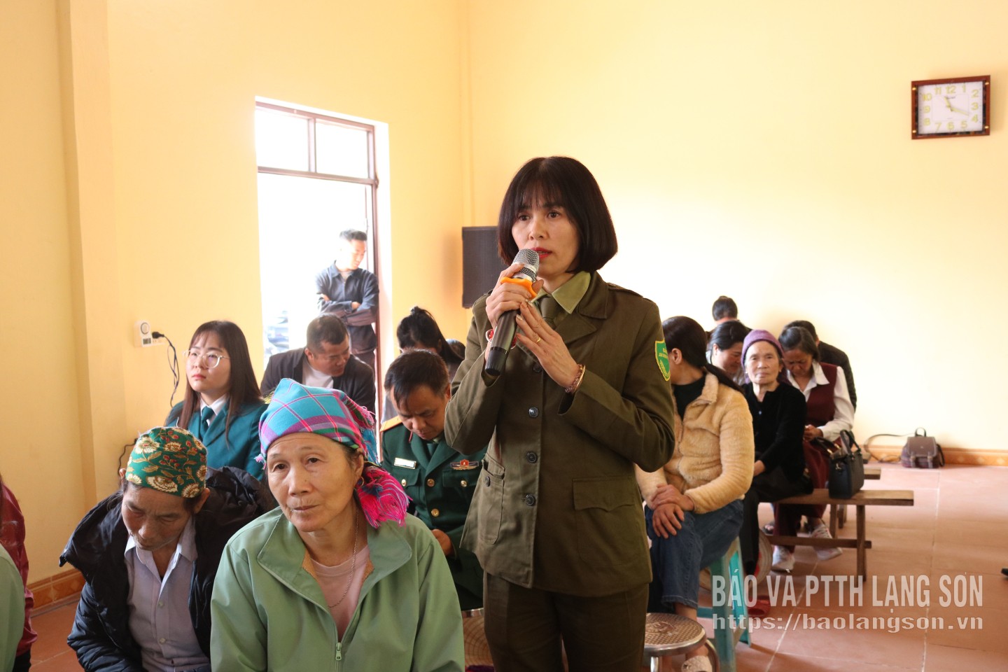 Cử tri thôn Bình Chương 1, xã Đình Lập phát biểu ý kiến tại hội nghị