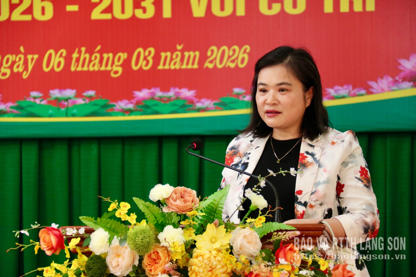 Bà Bùi Thị Mẫn, Giám đốc Bệnh viện Y học cổ truyền tỉnh trình bày chương trình hành động tại hội nghị