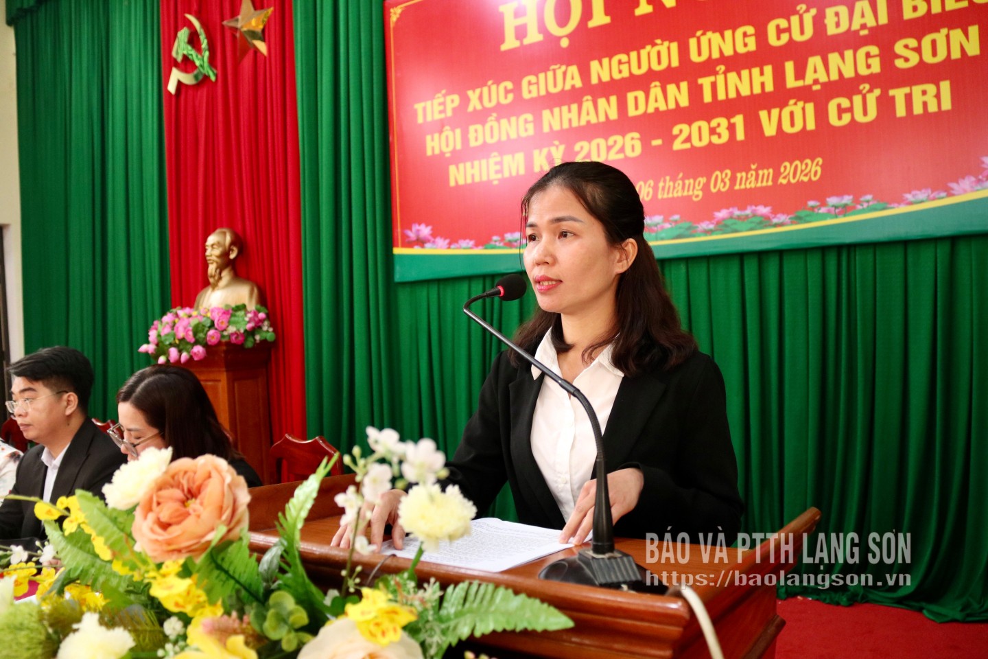 Bà Mã Thị Thủy, Phó Chánh Văn phòng Đảng uỷ xã Vân Nham trình bày chương trình hành động tại hội nghị