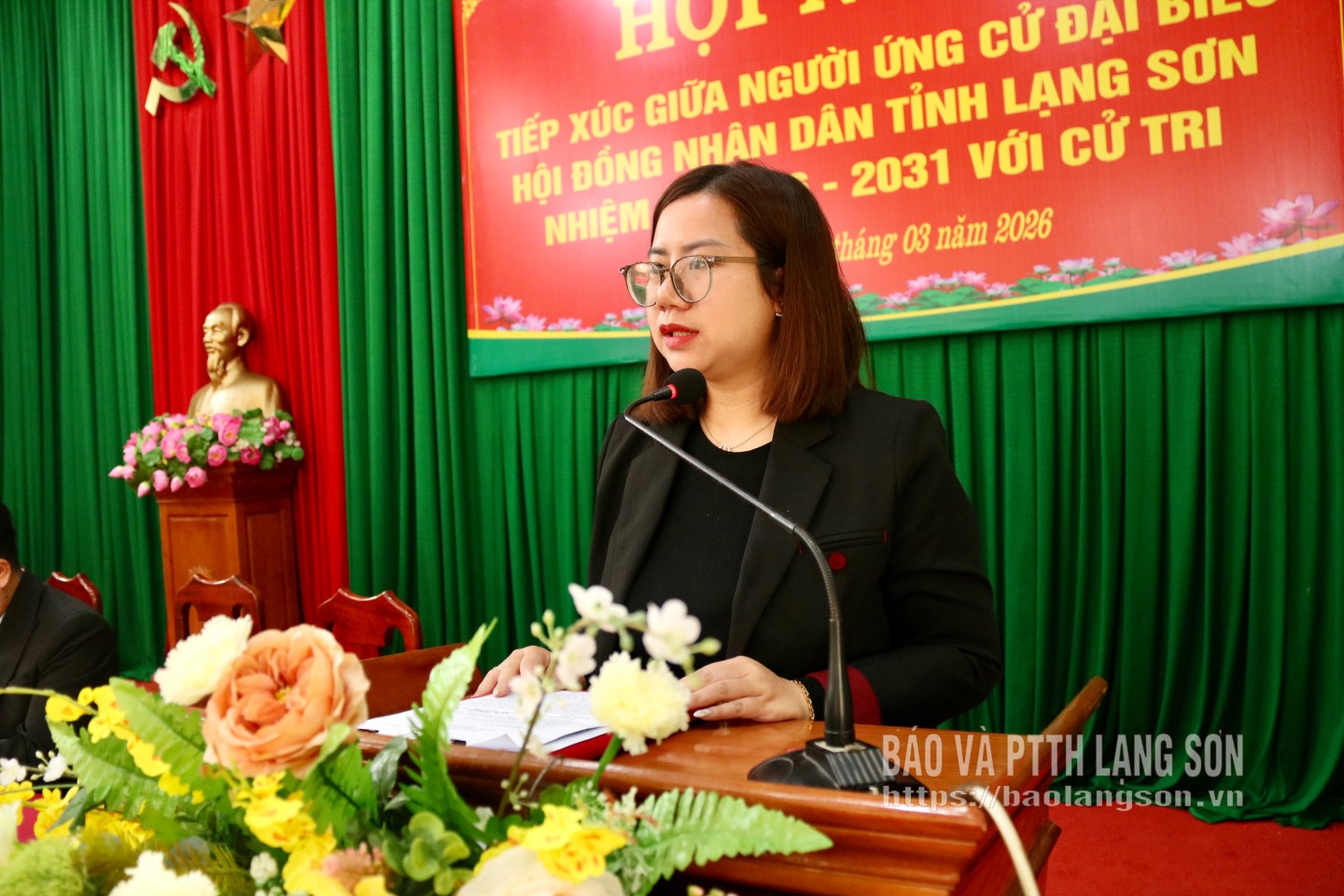 Bà Hoàng Tố Linh, viên chức Phòng Tổ chức - Hành chính, Bệnh viện Y học cổ truyền tỉnh trình bày chương trình hành động tại hội nghị