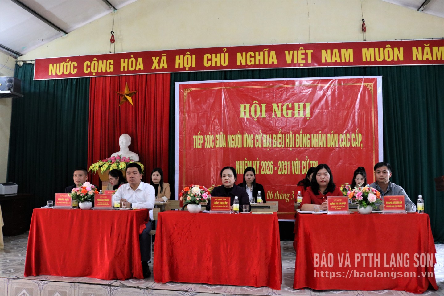 Các ứng cử viên đại biểu HĐND tỉnh và HĐND xã nhiệm kỳ 2026-2031 tiếp xúc cử tri vận động bầu cử tại thôn 3, xã Đình Lập