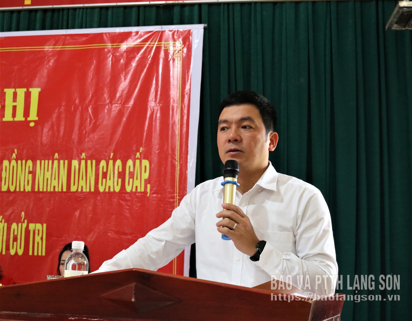 Ông Vương Lê Hoàng, Phó Trưởng Ban Pháp chế HĐND tỉnh trình bày chương trình hành động tại thôn 3, xã Đình Lập