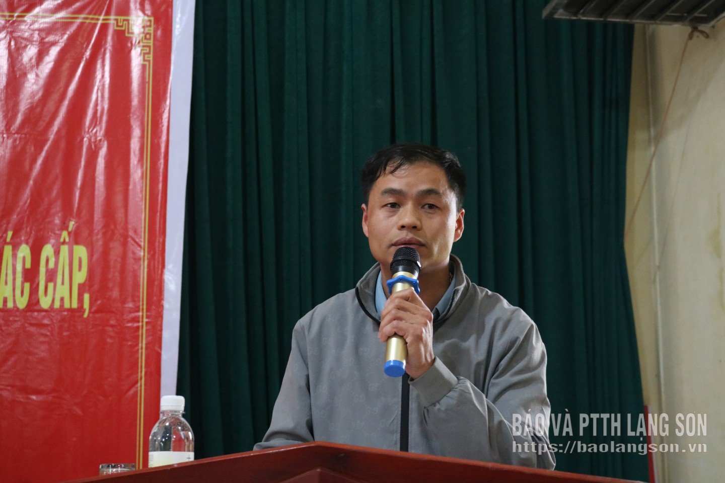 Ông Hoàng Văn Tuấn, chuyên viên Ban Xây dựng Đảng Đảng ủy xã Kiên Mộc trình bày chương trình hành động tại thôn 3, xã Đình Lập