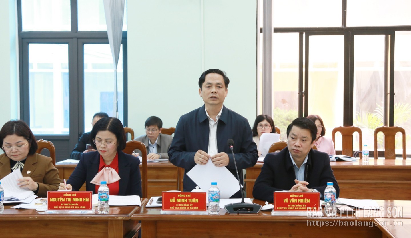 Lãnh đạo xã Na Sầm báo cáo công tác chuẩn bị bầu cử của xã với đoàn kiểm tra