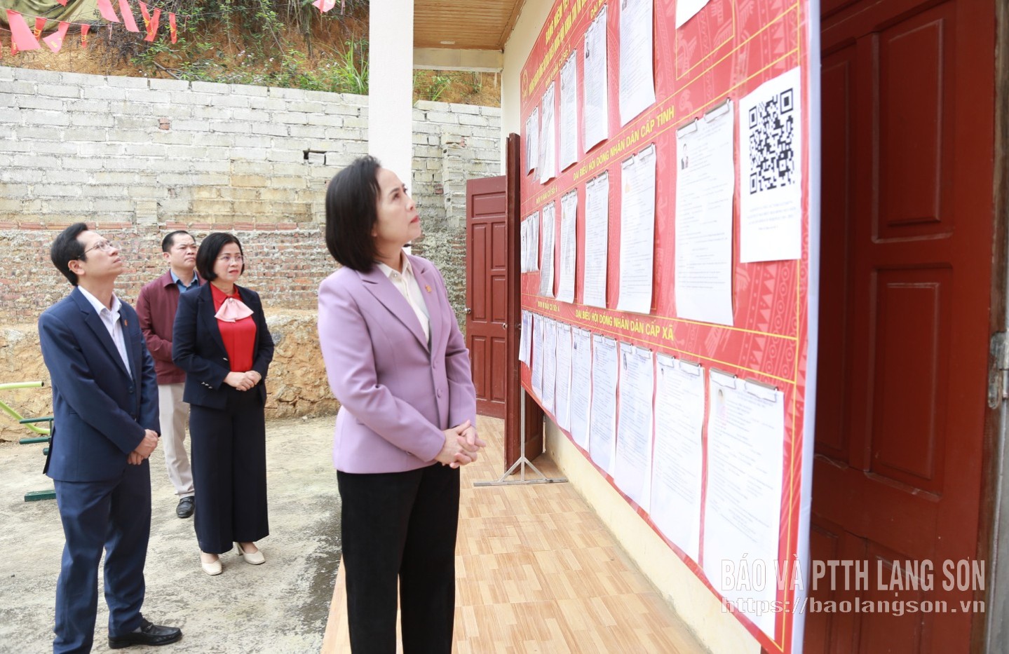 Đoàn công tác kiểm tra tại khu vực bỏ phiếu ở nhà văn hóa thôn Kéo Van, xã Văn Lãng