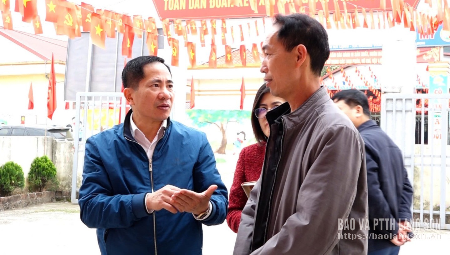 Đồng chí Nguyễn Văn Trường, Tỉnh ủy viên, Phó Chủ tịch HĐND tỉnh trao đổi các nội dung tại buổi kiểm tra khu vực bỏ phiếu ở nhà văn hóa thôn Nà Lẹng, xã Hoàng Văn Thụ