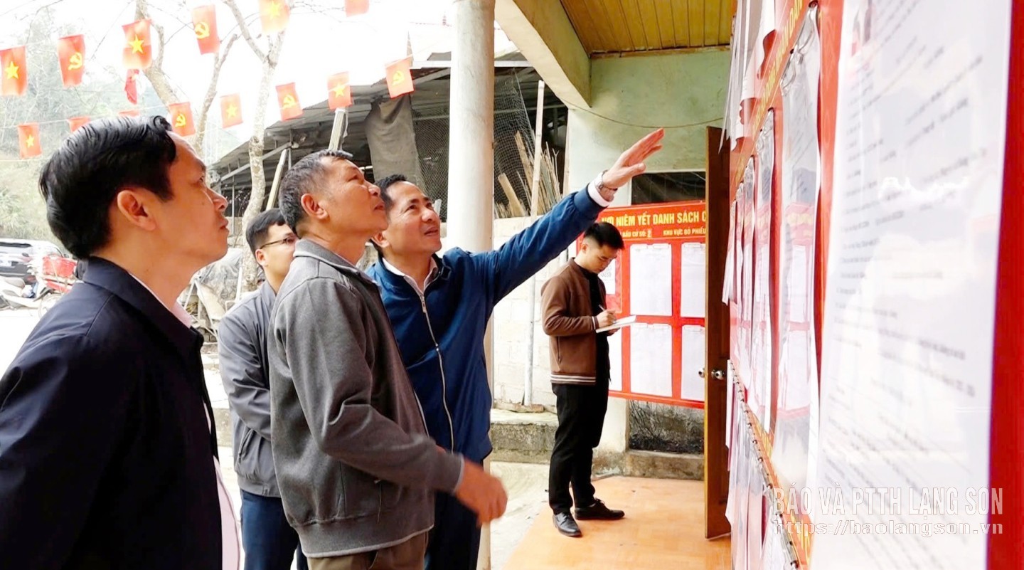 Đồng chí Nguyễn Văn Trường, Tỉnh ủy viên, Phó Chủ tịch HĐND tỉnh và các thành viên kiểm tra tại khu vực bỏ phiếu trên địa bàn xã Na Sầm