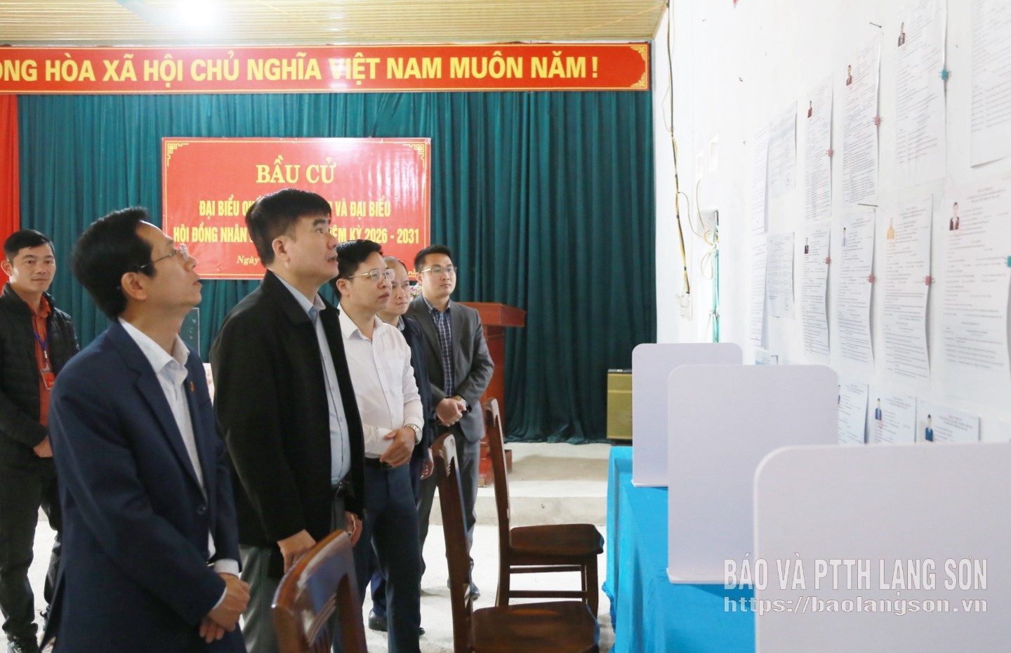 Các thành viên trong đoàn kiểm tra tại khu vực bỏ phiếu ở nhà văn hóa thôn Khuổi Chang, xã Thụy Hùng