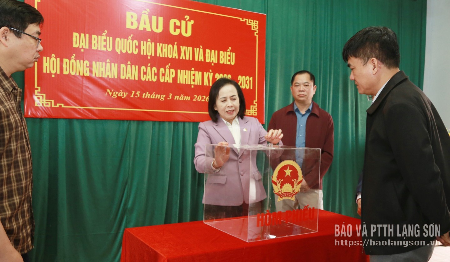 Đồng chí Đoàn Thị Hậu, Phó Bí thư Thường trực Tỉnh ủy, Chủ tịch HĐND tỉnh và các thành viên đoàn kiểm tra tại khu vực bỏ phiếu ở nhà văn hóa thôn Bản Làng, xã Văn Lãng