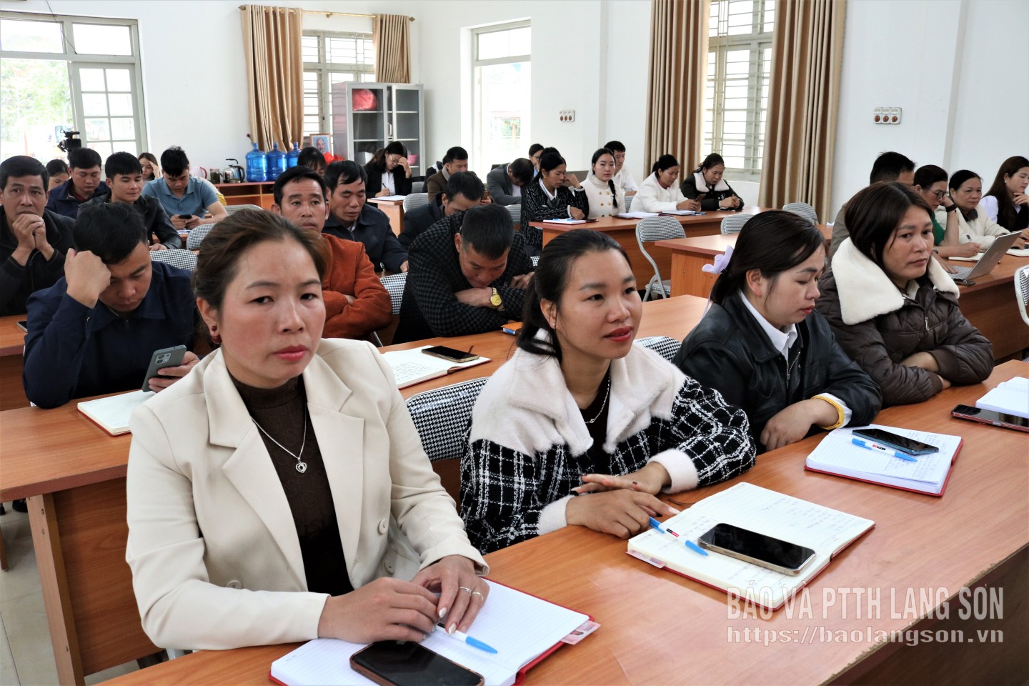 Các cử tri tham dự hội nghị tiếp xúc cử tri tại thôn Bản Phục, xã Kiên Mộc