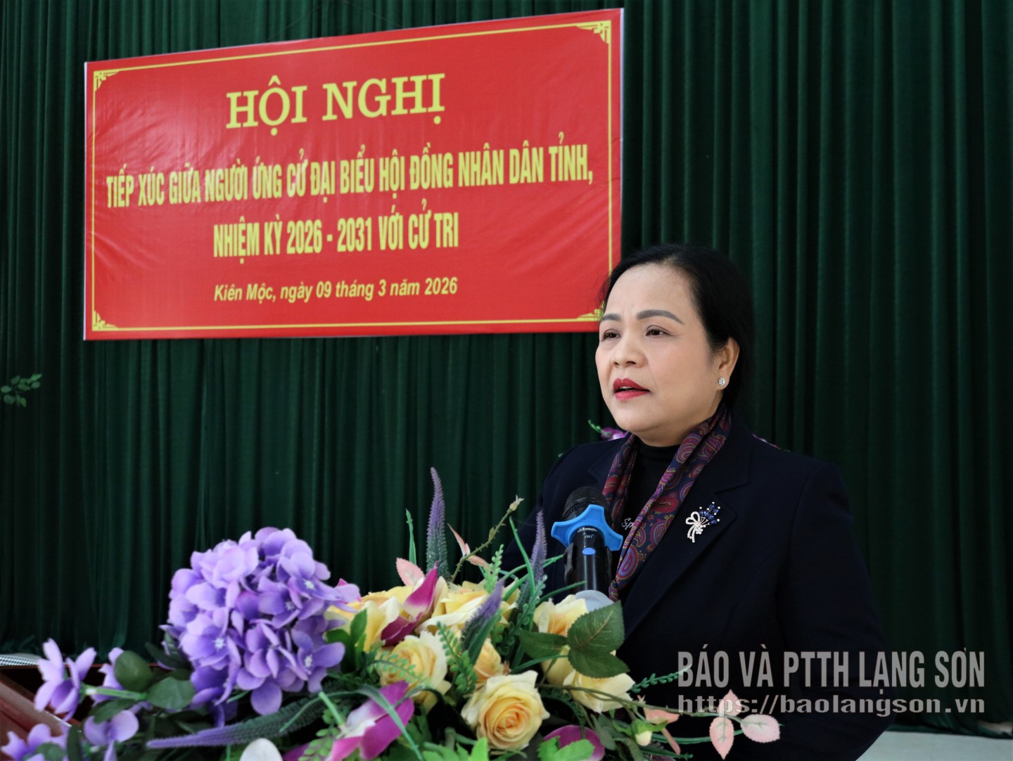 Bà Giáp Thị Bắc, Ủy viên Ban Thường vụ Tỉnh ủy,Trưởng Ban Tổ chức Tỉnh ủy trình bày chương trình hành động tại hội nghị tiếp xúc cử tri ở thôn Bản Phục, xã Kiên Mộc