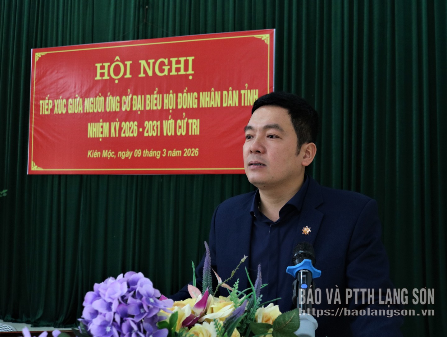 Ông Vương Lê Hoàng, Phó Trưởng Ban Pháp chế HĐND tỉnh trình bày chương trình hành động tại hội nghị tiếp xúc cử tri ở thôn Bản Phục, xã Kiên Mộc