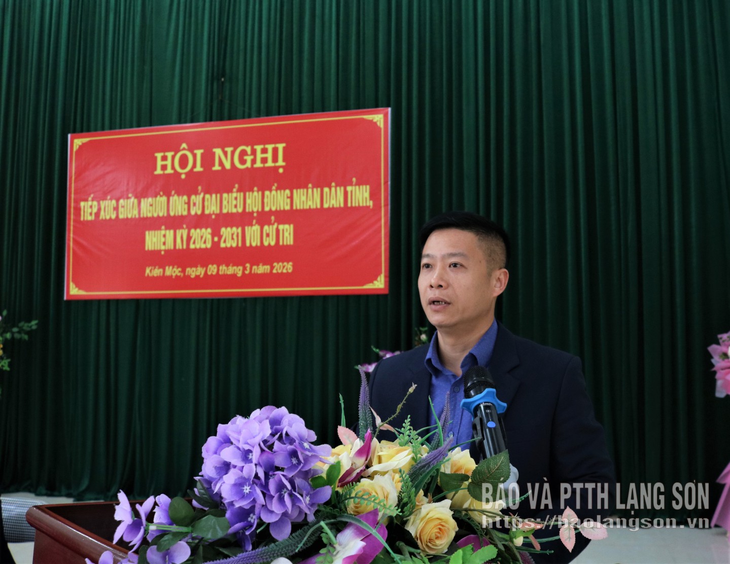 Ông Vi Đức Sơn, chuyên viên Văn phòng Ban Tổ chức Tỉnh ủy trình bày chương trình hành động tại hội nghị tiếp xúc cử tri ở thôn Bản Phục, xã Kiên Mộc