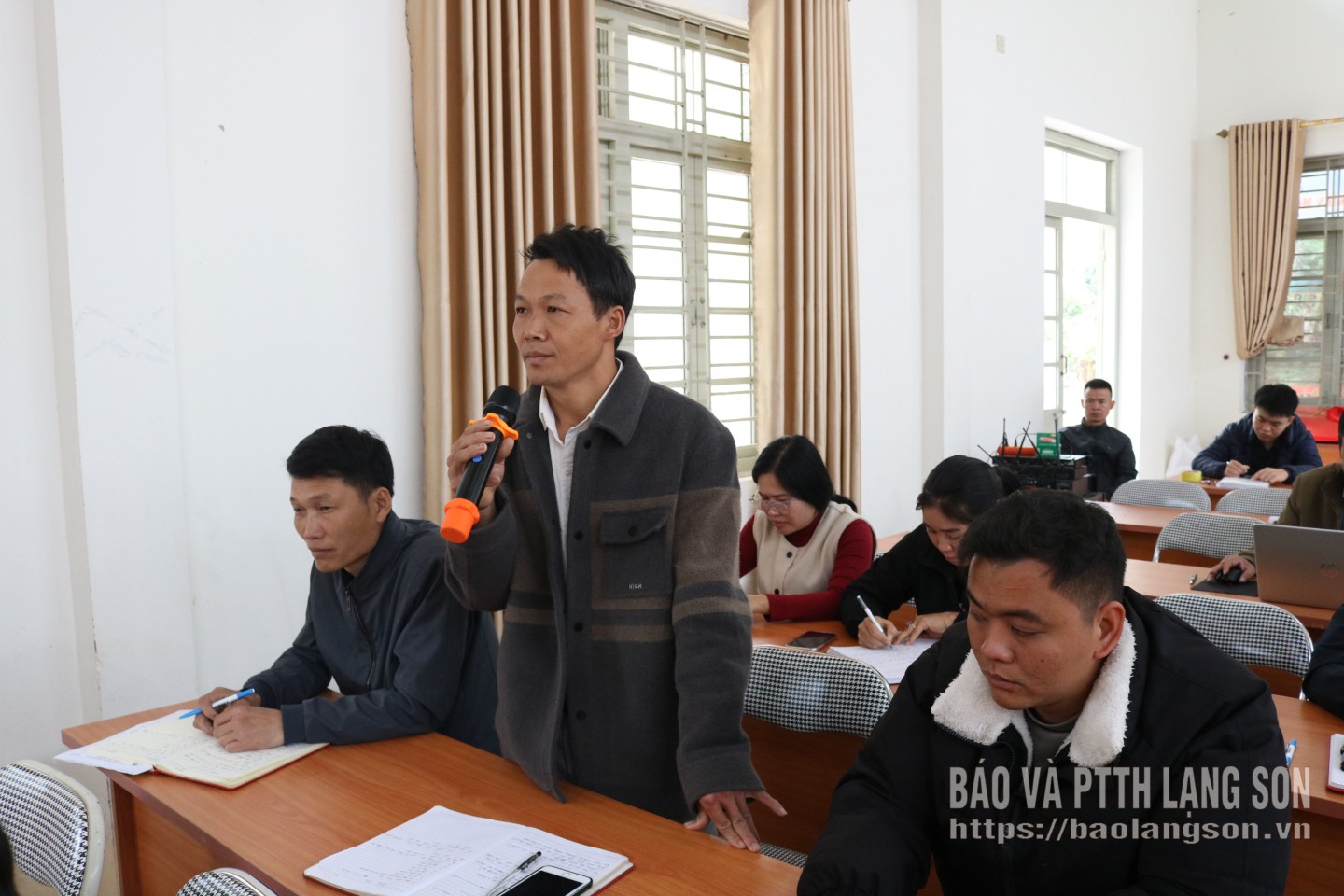 Cử tri thôn Khe Bủng, xã Kiên Mộc phát biểu ý kiến tại hội nghị tiếp xúc cử tri