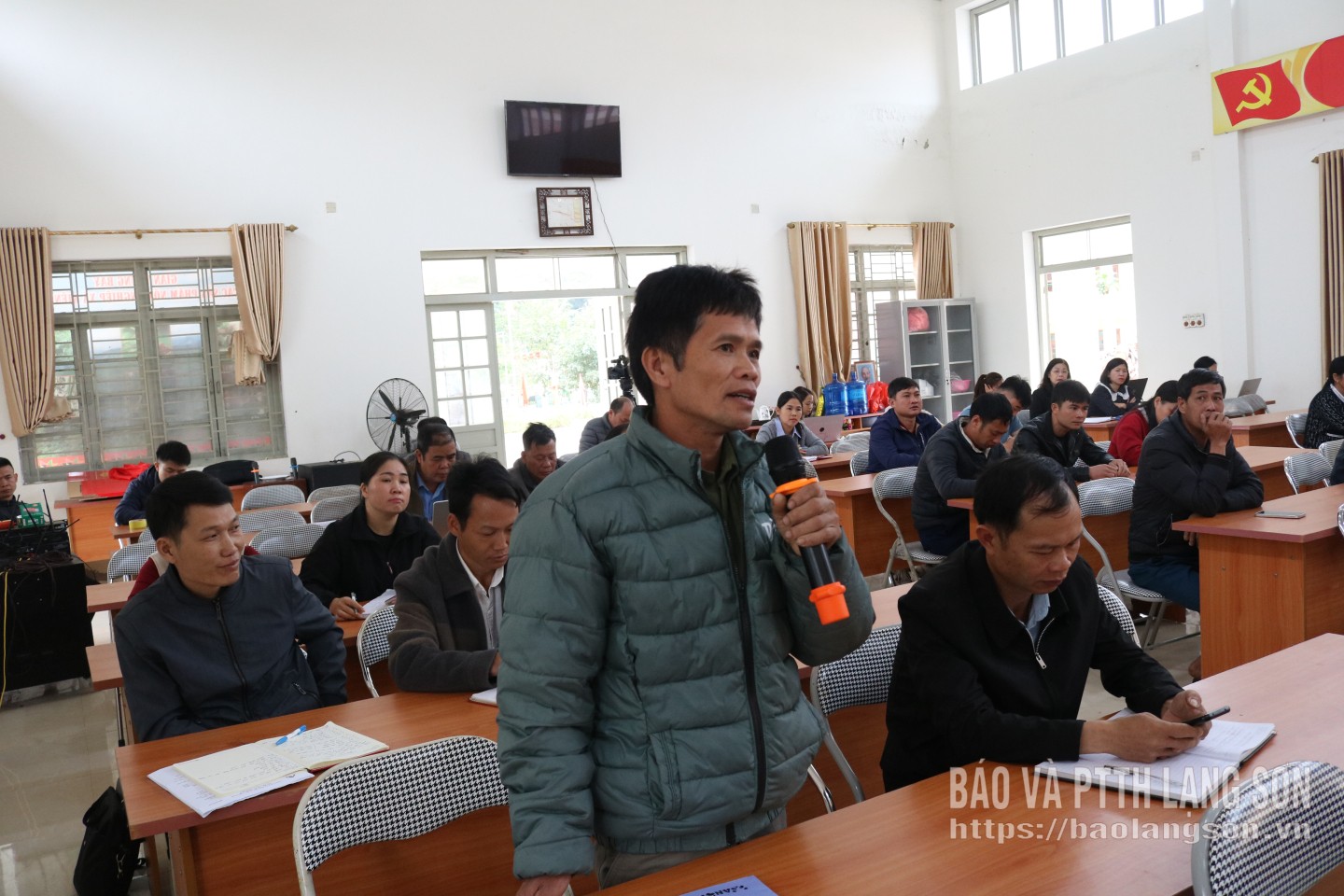 Cử tri thôn Bản Háng, xã Kiên Mộc phát biểu ý kiến tại hội nghị tiếp xúc cử tri