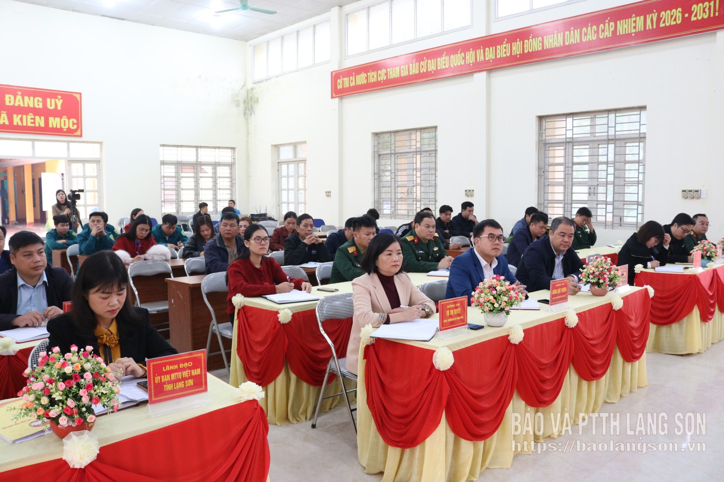 Các đại biểu và cử tri dự hội nghị tiếp xúc cử tri tại thôn Nà Lừa, xã Kiên Mộc