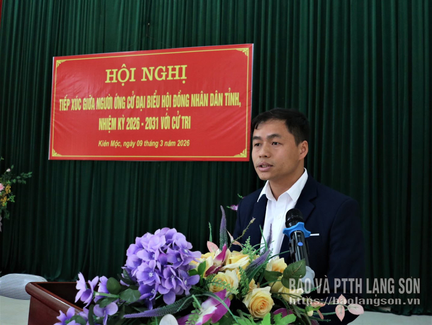 Ông Hoàng Văn Tuấn, chuyên viên Ban Xây dựng đảng, Đảng ủy xã Kiên Mộc trình bày chương trình hành động tại hội nghị tiếp xúc cử tri ở thôn Nà Lừa, xã Kiên Mộc