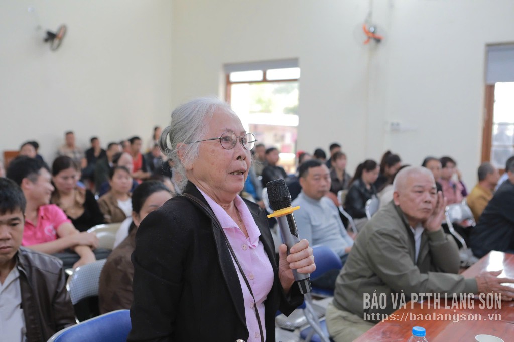 Cử tri thôn Đồng Thủy, xã Tân Thành phát biểu ý kiến tại hội nghị