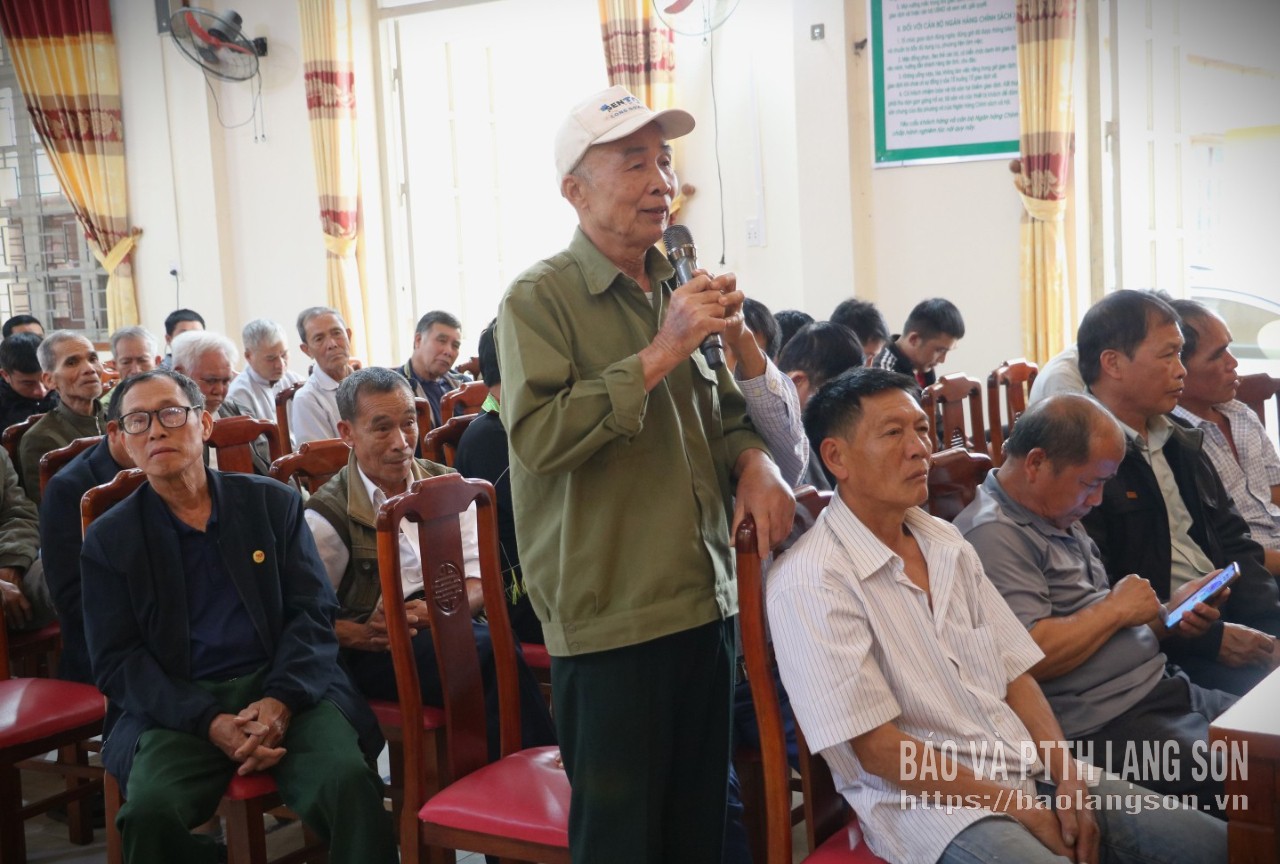 Hội viên nông dân khối Nà Hán, phường Kỳ Lừa phát biểu ý kiến tại hội nghị tiếp xúc cử tri, vận động bầu cử tại phường Kỳ Lừa