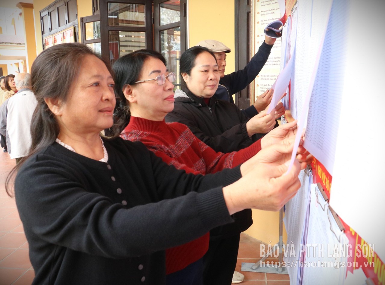 Hội viên nông dân phường Kỳ Lừa theo dõi danh sách cử tri