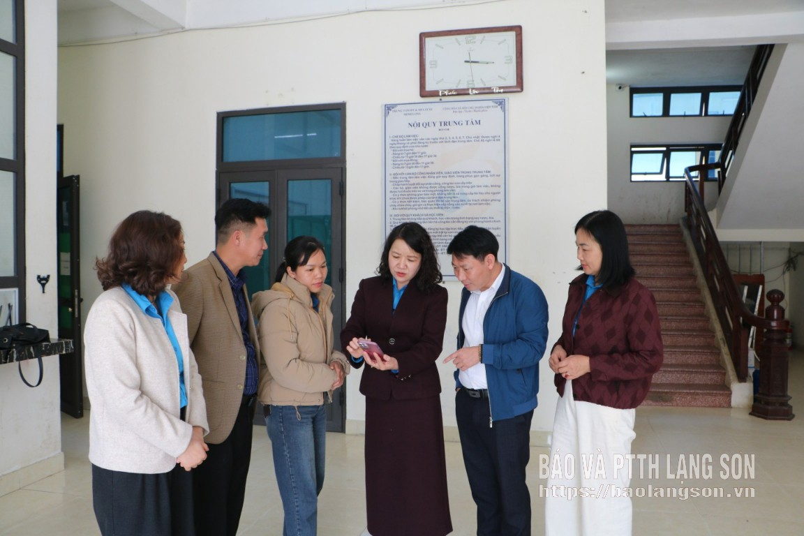 Lãnh đạo Liên đoàn Lao động tỉnh cùng lãnh đạo, đoàn viên công đoàn cơ sở tìm hiểu tóm tắt tiểu sử của các ứng cử viên đại biểu Quốc hội và đại biểu HĐND các cấp nhiệm kỳ 2026 - 2031 thông qua mạng xã hội