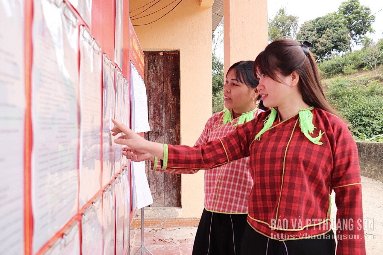 Cử tri thôn Nà Tèn, xã Công Sơn xem danh sách ứng cử viên ĐBQH khóa XVI và đại biểu HĐND các cấp nhiệm kỳ 2026 - 2031