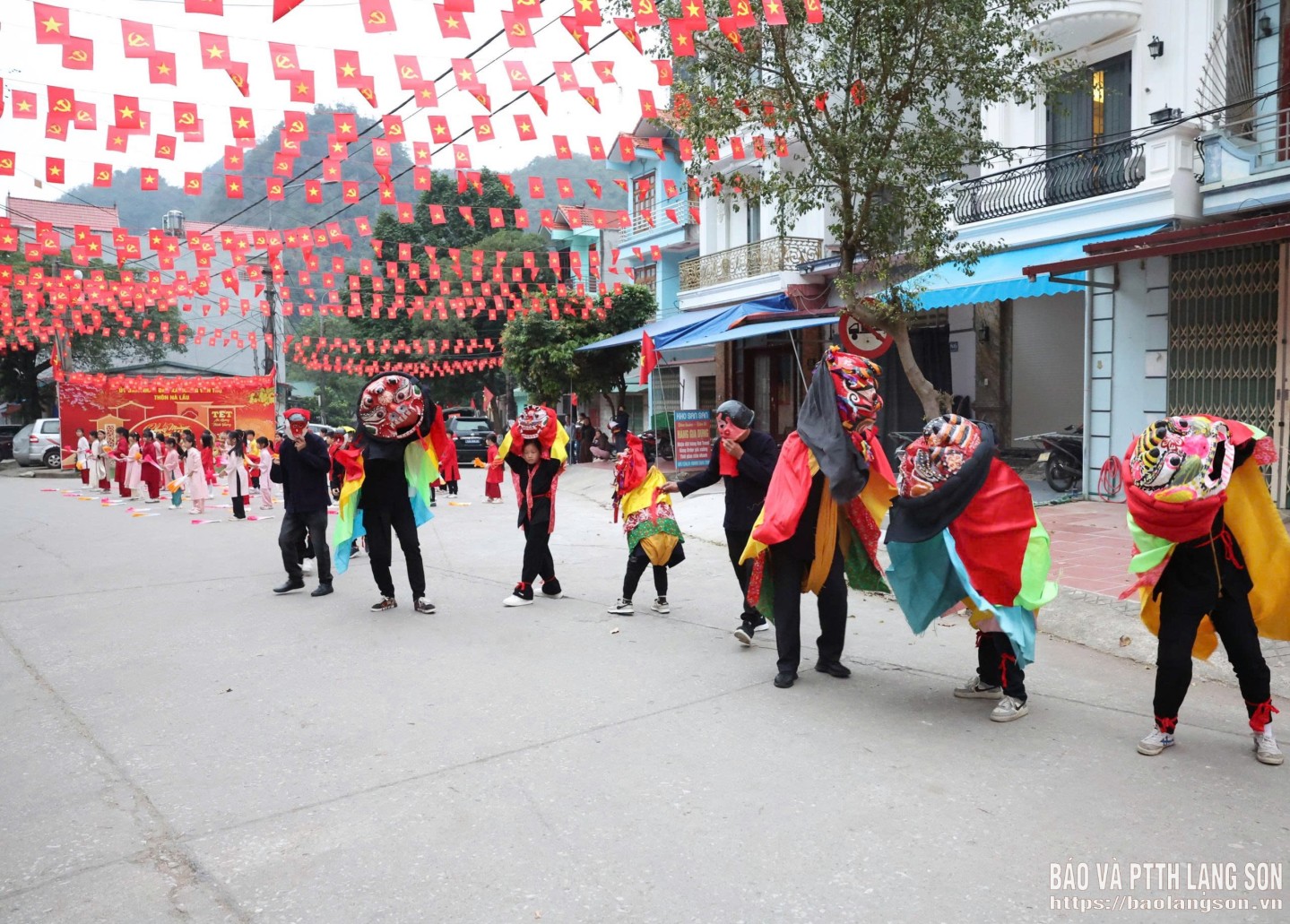 Người dân, thiếu nhi xã Hoàng Văn Thụ biểu diễn văn nghệ chào mừng bầu cử tại khu vực bỏ phiếu số 18, nhà văn hoá thôn Nà Lầu, xã Hoàng Văn Thụ