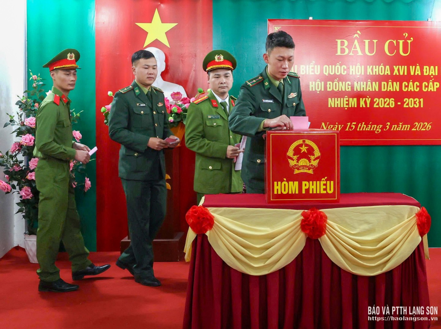 Lực lượng chức năng làm việc tại khu vực cửa khẩu Tân Thanh bỏ phiếu tại khu vực bỏ phiếu số 18, nhà văn hoá thôn Nà Lầu, xã Hoàng Văn Thụ