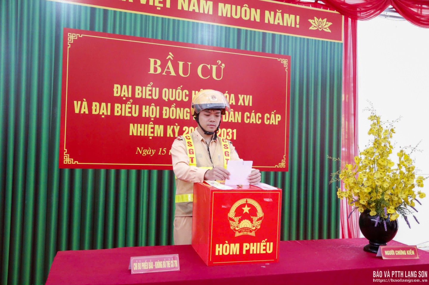 Lực lượng vũ trang bỏ phiếu tại Đơn vị bầu cử số 1- Khu vực bầu cử số 1 phường Đông Kinh