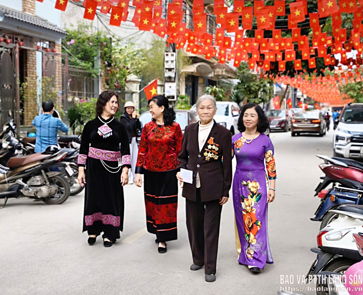 Cử tri Khối 11, phường Đông Kinh đơn vị bầu cử số 2 khu vực bỏ phiếu số 10