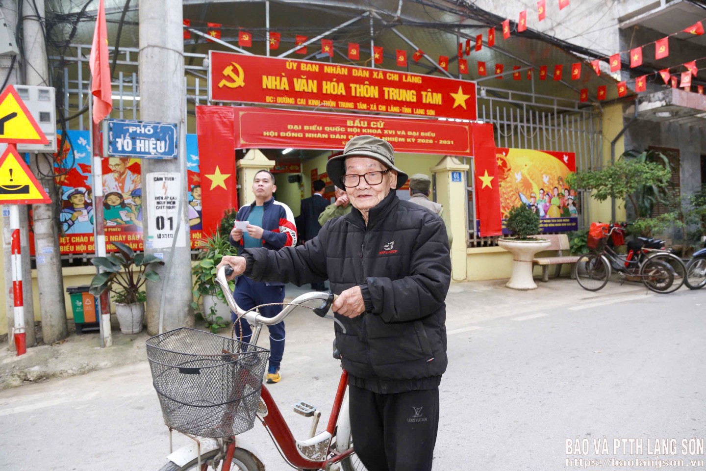 Cử tri Trần Hồng Băng, 85 tuổi, thôn Trung Tâm, xã Chi Lăng tự đạp xe đến khu vực bỏ phiếu để thực hiện quyền và nghĩa vụ công dân