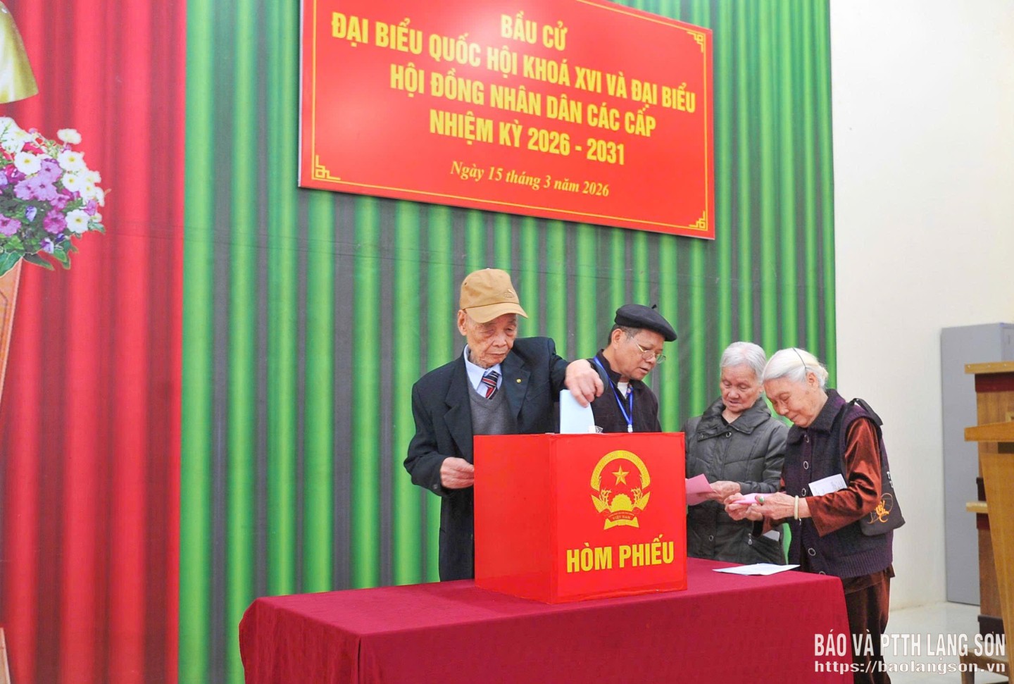 Dù tuổi đã cao, nhiều cử tri vẫn phấn khởi đến khu vực bỏ phiếu để tham gia ngày hội bầu cử.