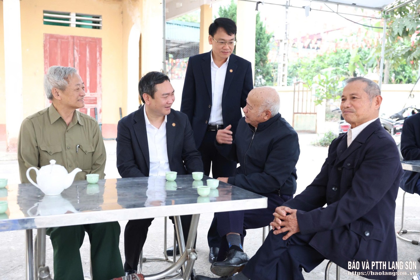 Đồng chí Nguyễn Cảnh Toàn, Phó Bí thư Tỉnh ủy, Chủ tịch UBND tỉnh, Phó Trưởng Ban chỉ đạo bầu cử tỉnh, Chủ tịch Ủy ban bầu cử tỉnh cùng lãnh đạo Báo và PTTH thăm hỏi cử tri tại khu vực bỏ phiếu số 6 (Nhà văn hóa thôn Na Đâu, xã Hữu Lũng).